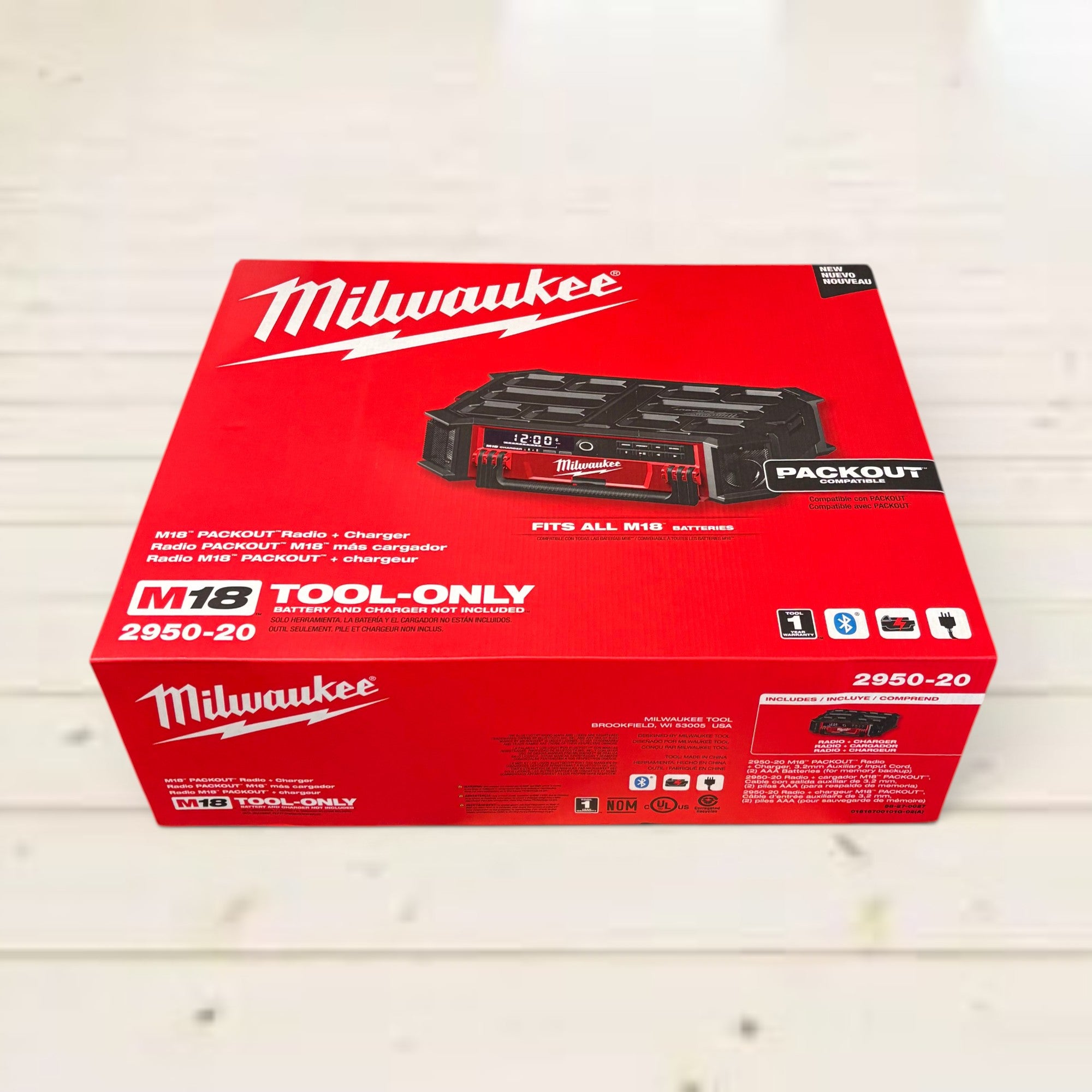 Milwaukee (2950-20) M18 Lithium-Ion Cordless PACKOUT Radio/Speaker with Built-In Charger